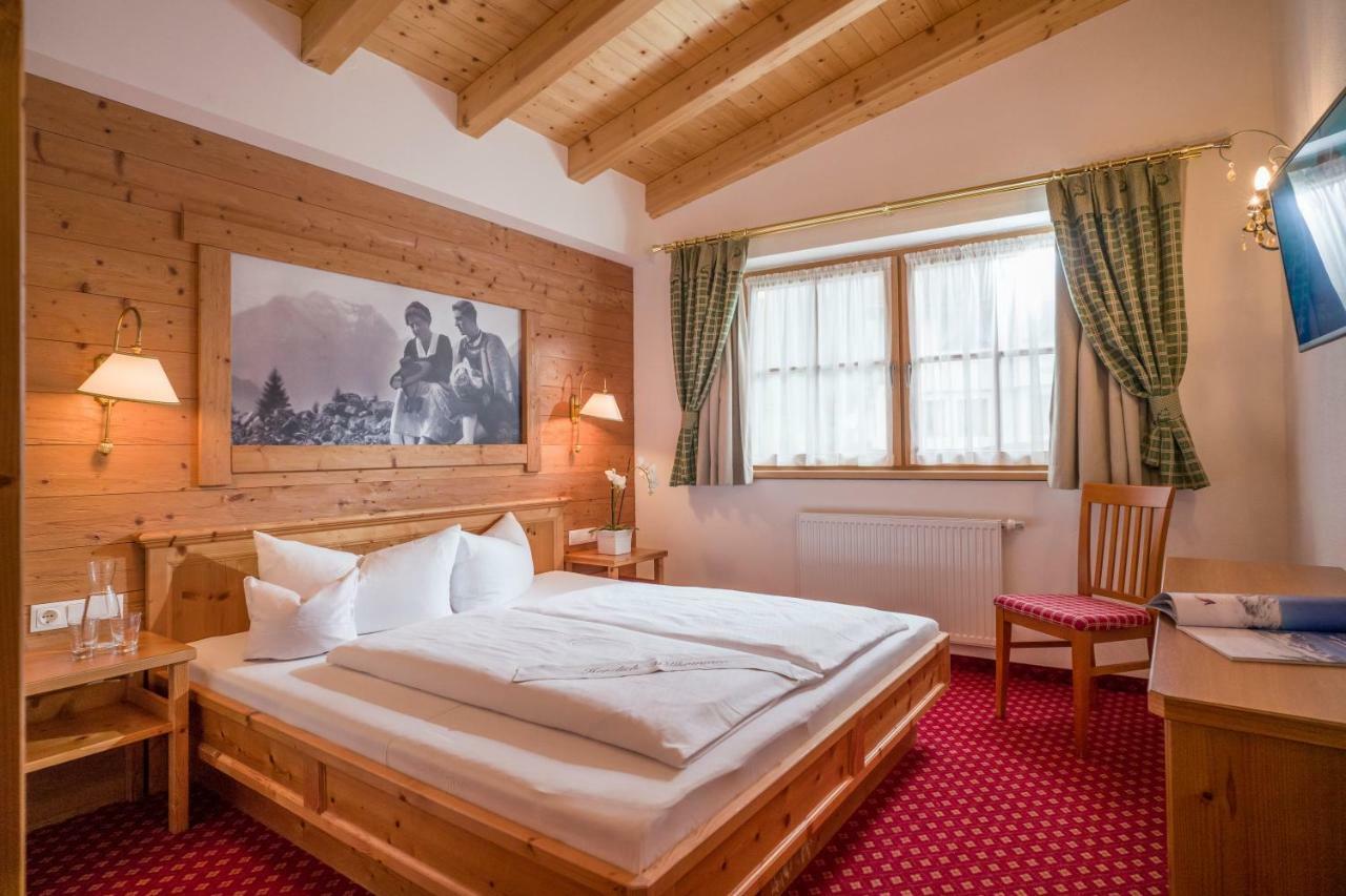 Hotel Viktoria & Landhaus Joggl Mayrhofen Bagian luar foto