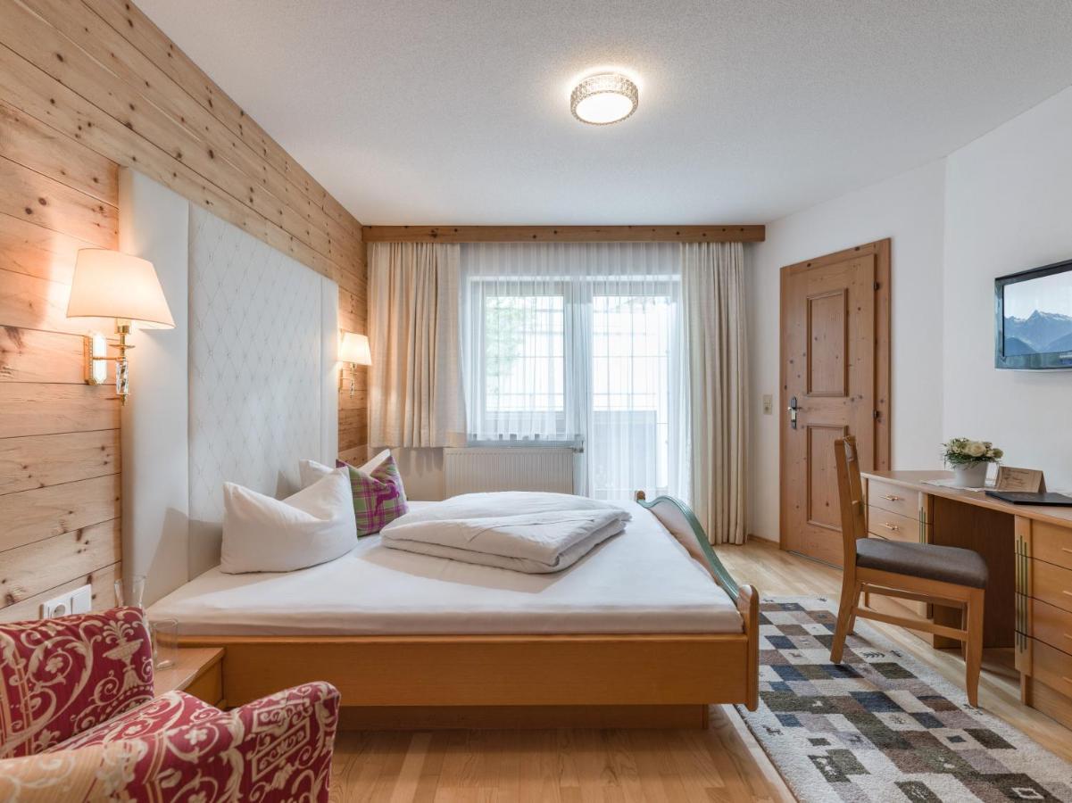 Hotel Viktoria & Landhaus Joggl Mayrhofen Bagian luar foto